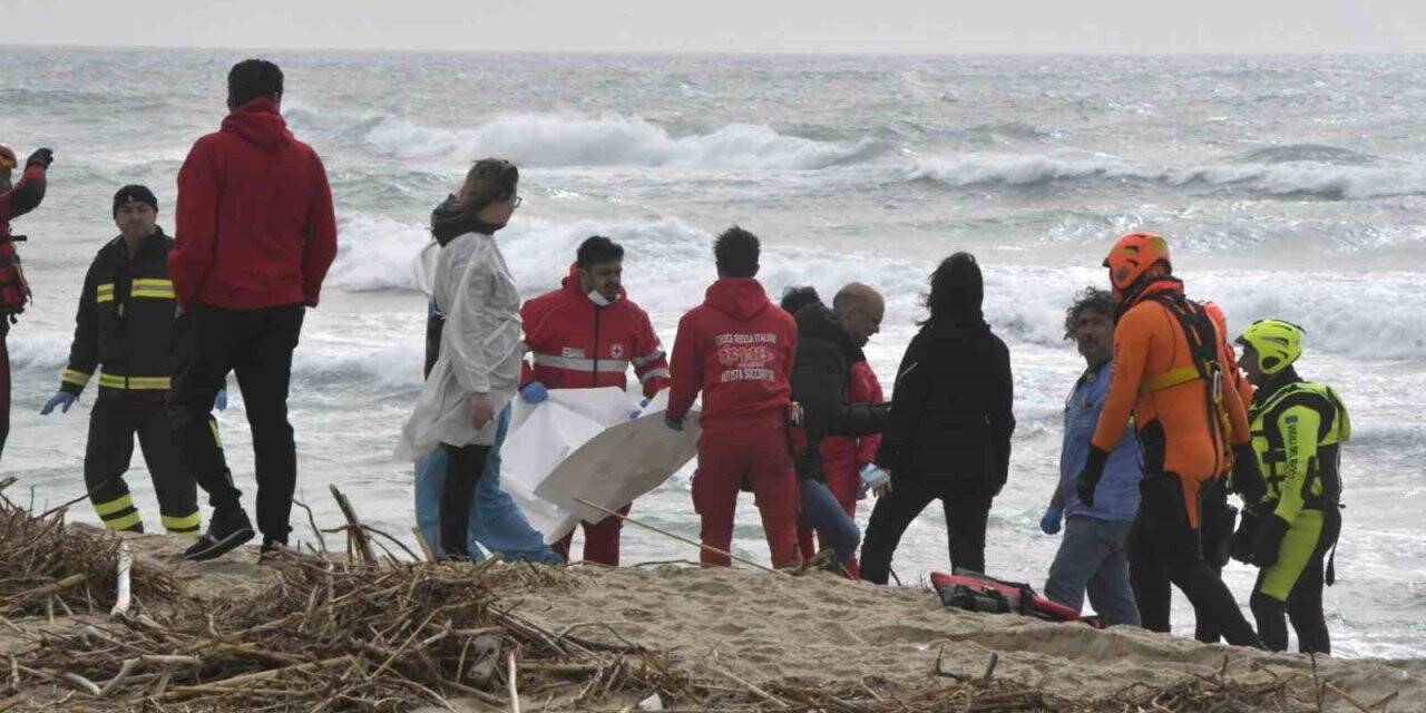 İtalya açıklarında göçmen teknesi battı: 30 ölü