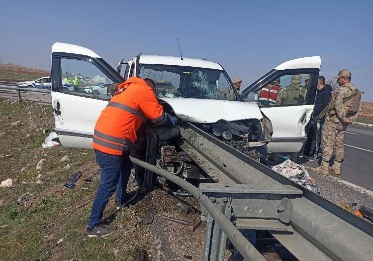 Kamyonet bariyerlere ok gibi saplandı