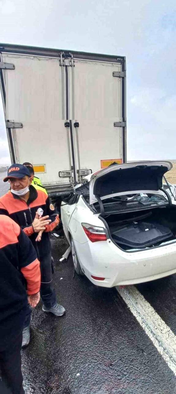 Otomobil tıra arkadan çarptı, sürücü hayatını kaybetti