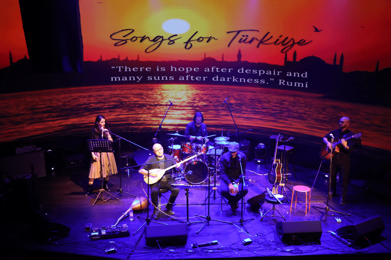 Pekin'de, depremzedeler için "Şarkılar Türkiye İçin" konseri