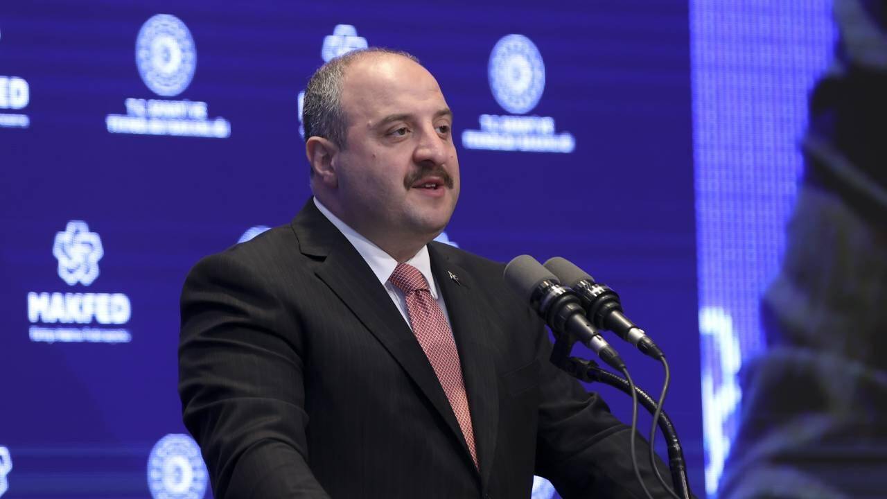 Bakan Varank: “Hayırsever vatandaşlarımız 10 bin depremzede aile için ‘EvimYuvanOlsun’ dedi”