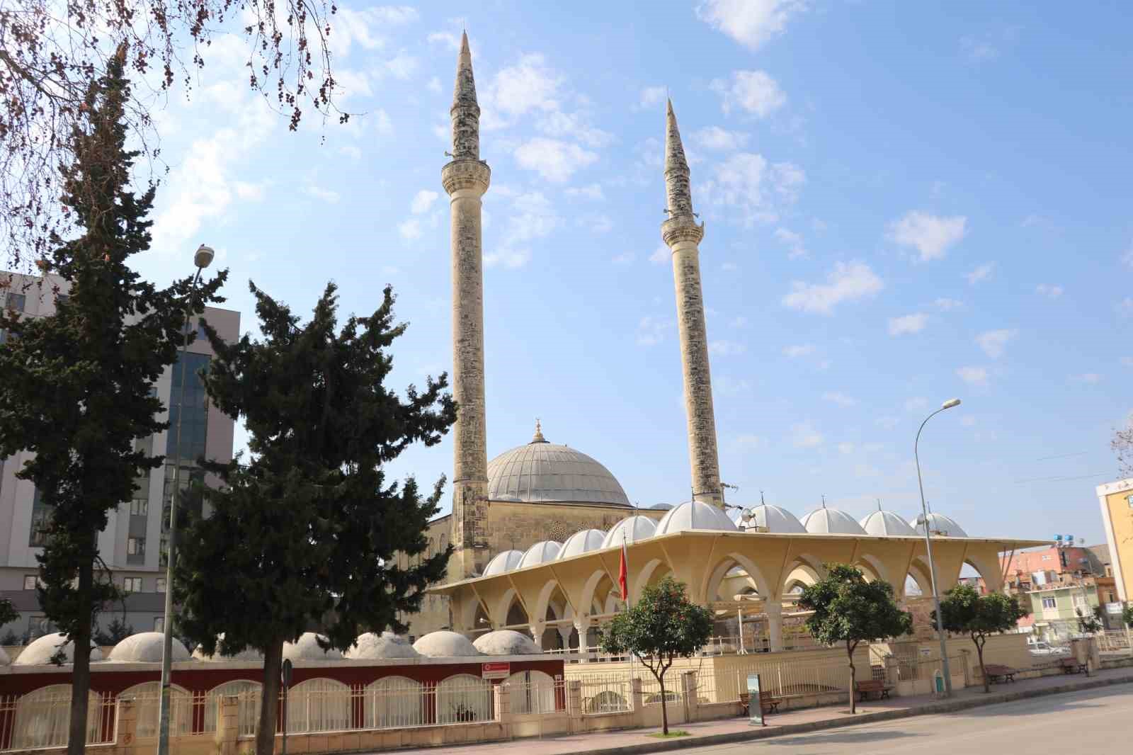Adana’da yüzlerce cami minaresi ağır hasar aldı