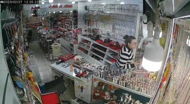 Elazığ’da deprem anı kameralara yansıdı