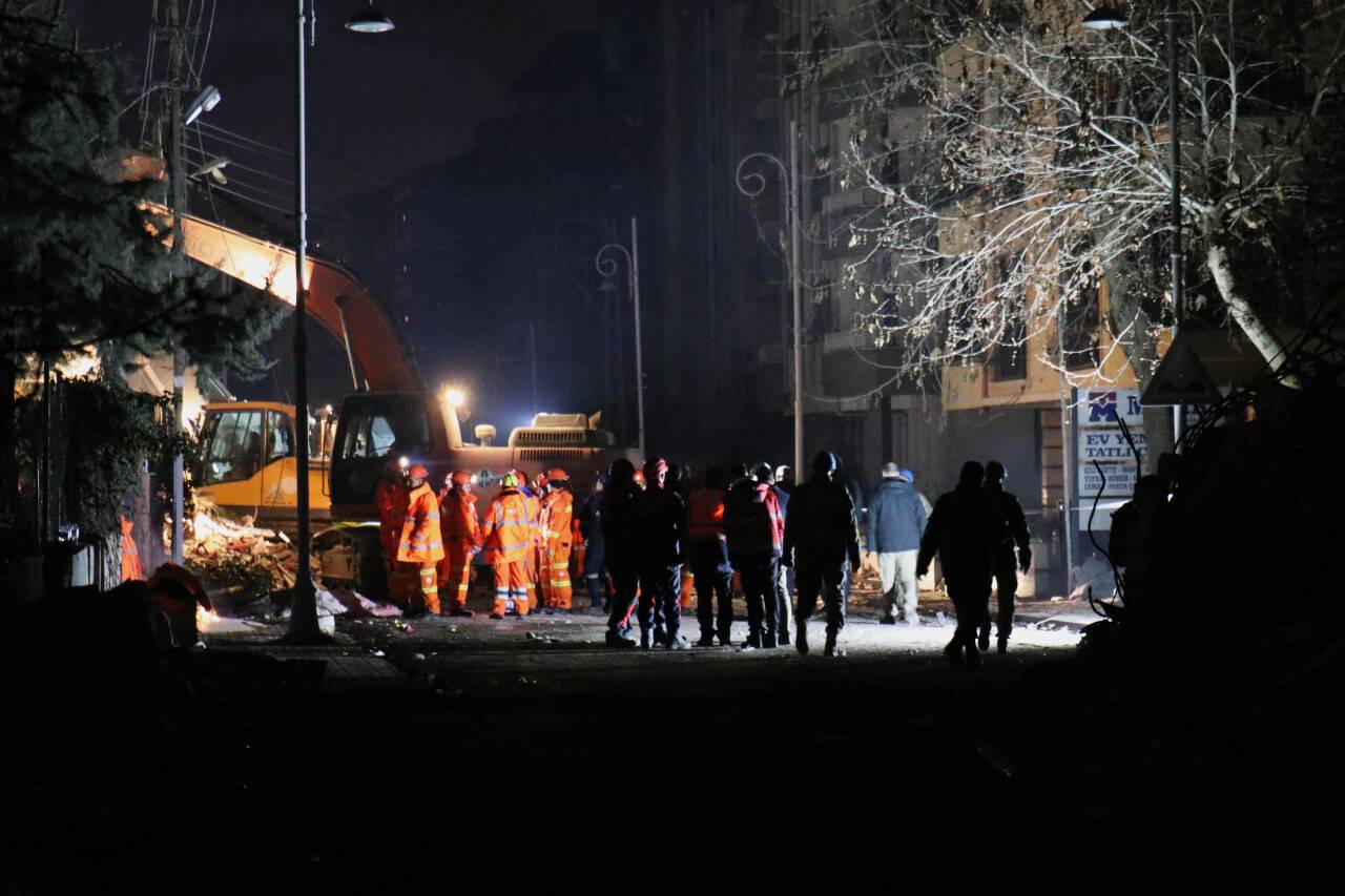 Yıkılan binanın altında kalan olmadı