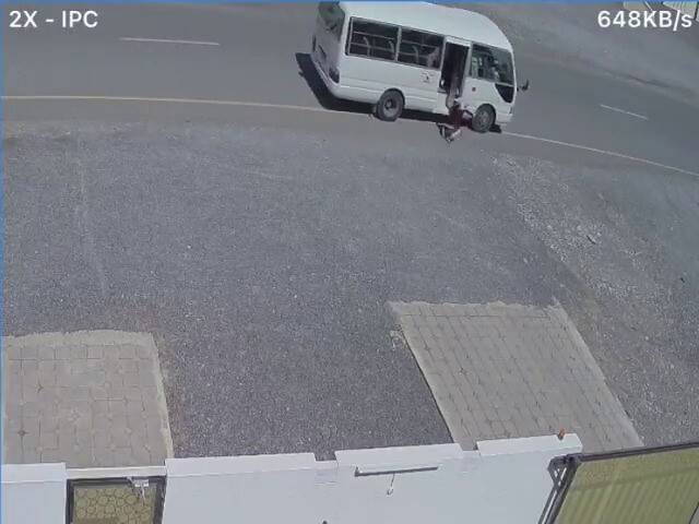 Hareket halindeki minibüsten düştü, şoför oralı olmadı