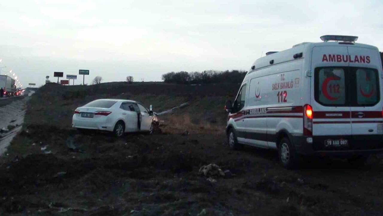 Tırın lastiğine çarptı, yola savruldu