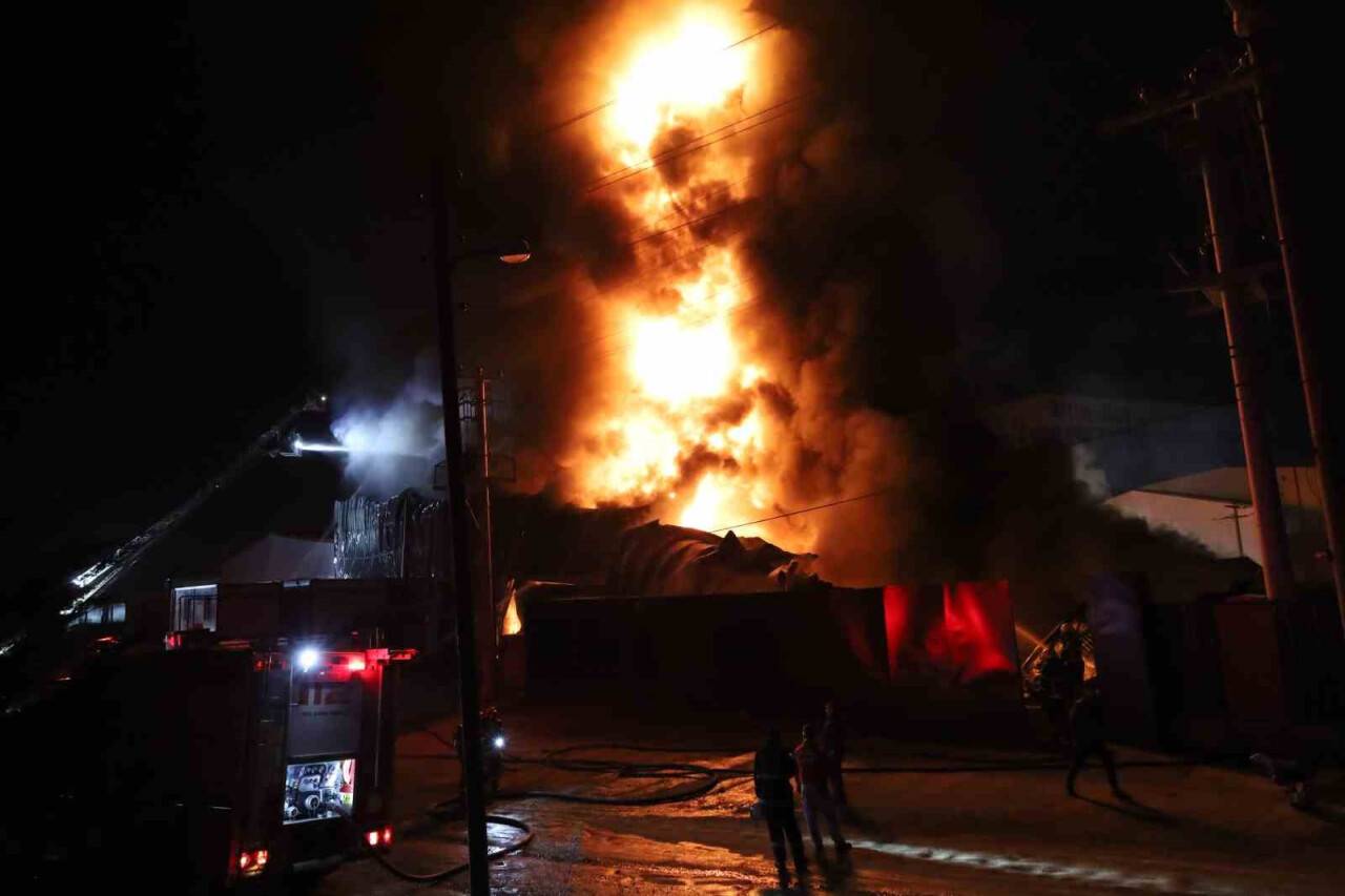 Fabrika alev alev yandı