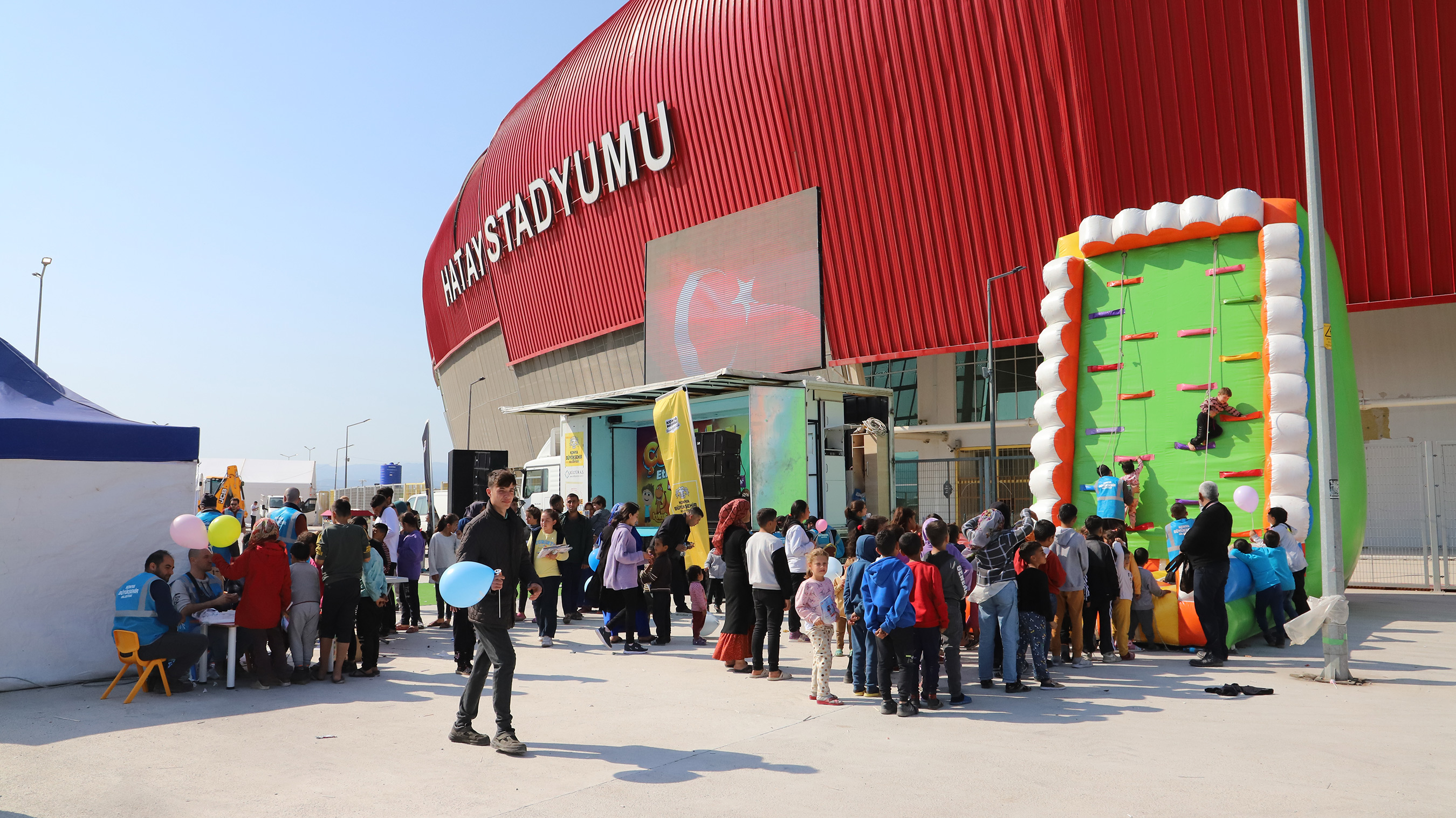 Konya Büyükşehir'in 11 ildeki depremzede çocuklara düzenlediği etkinlikler sürüyor