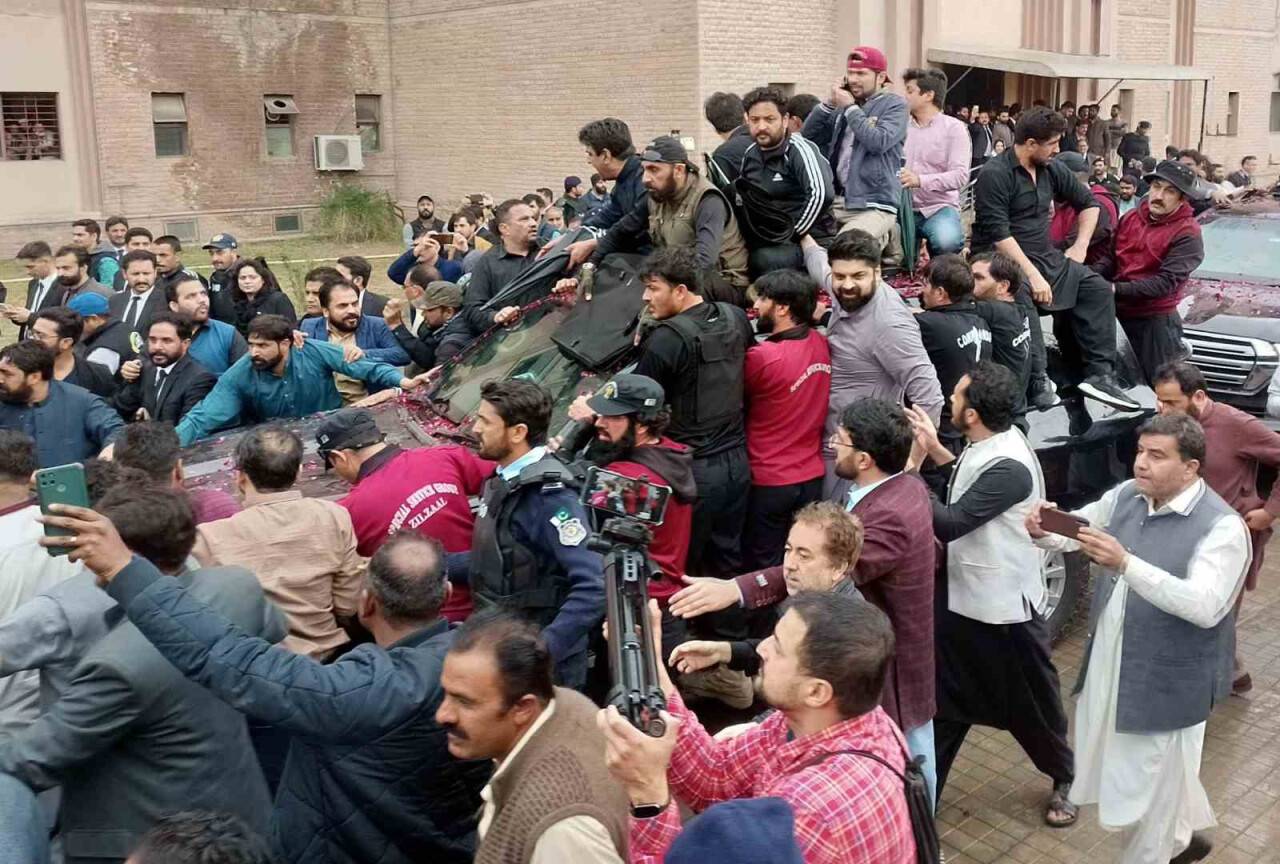 Eski Başbakan Khan için tutuklama emri çıkarıldı