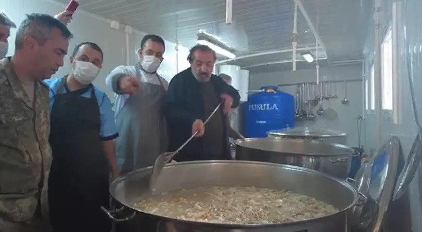 Mehmet Şef'ten MSB'nin sahra mutfağına ziyaret (videolu)