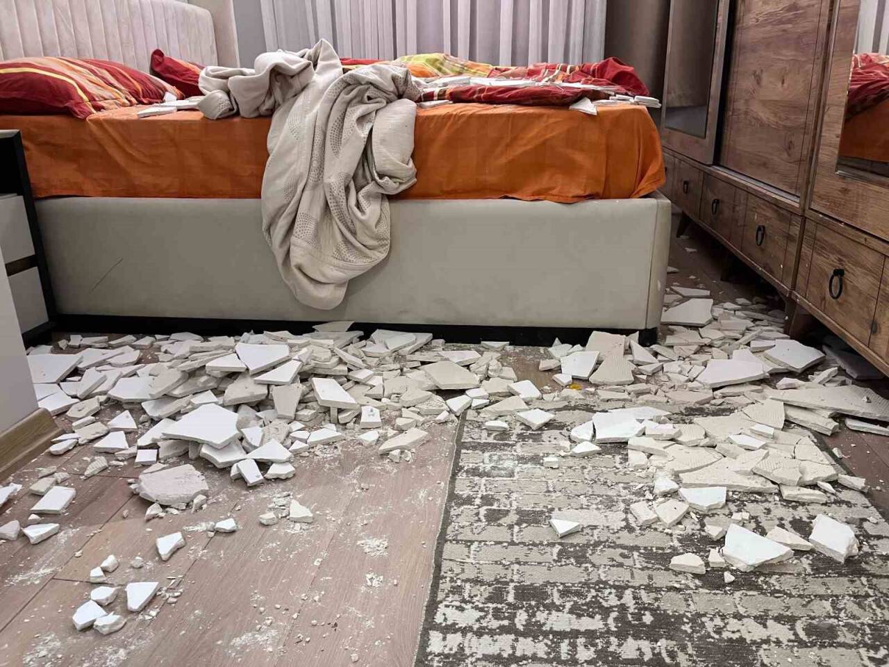 Deprem sandılar: Tavan alçısı üstlerine düştü