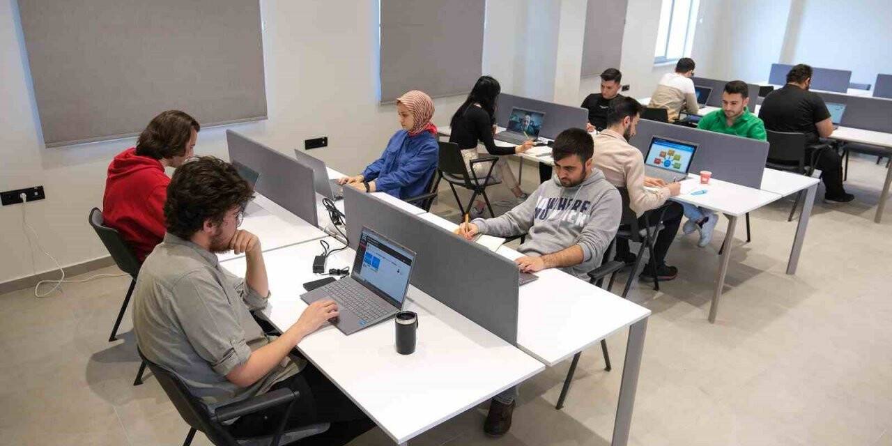 Depremzede öğrencilere etüd salonu desteği