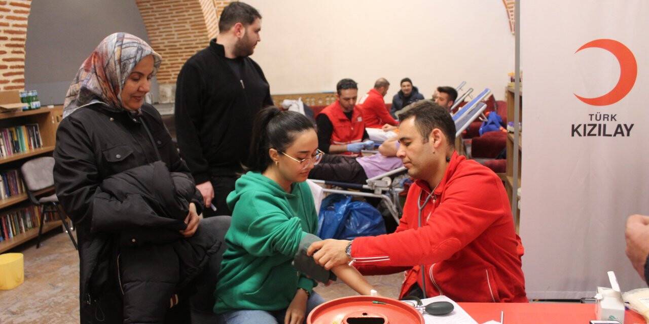 Karapınar'da depremzedelere destek sürüyor