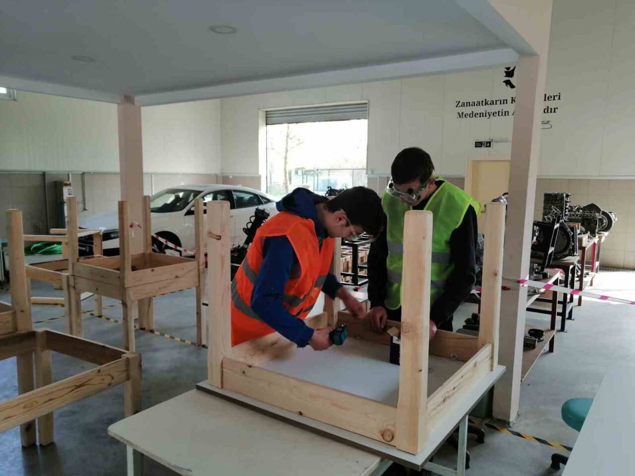 Öğrenciler depremzedeler için masa ve tabure üretiyor