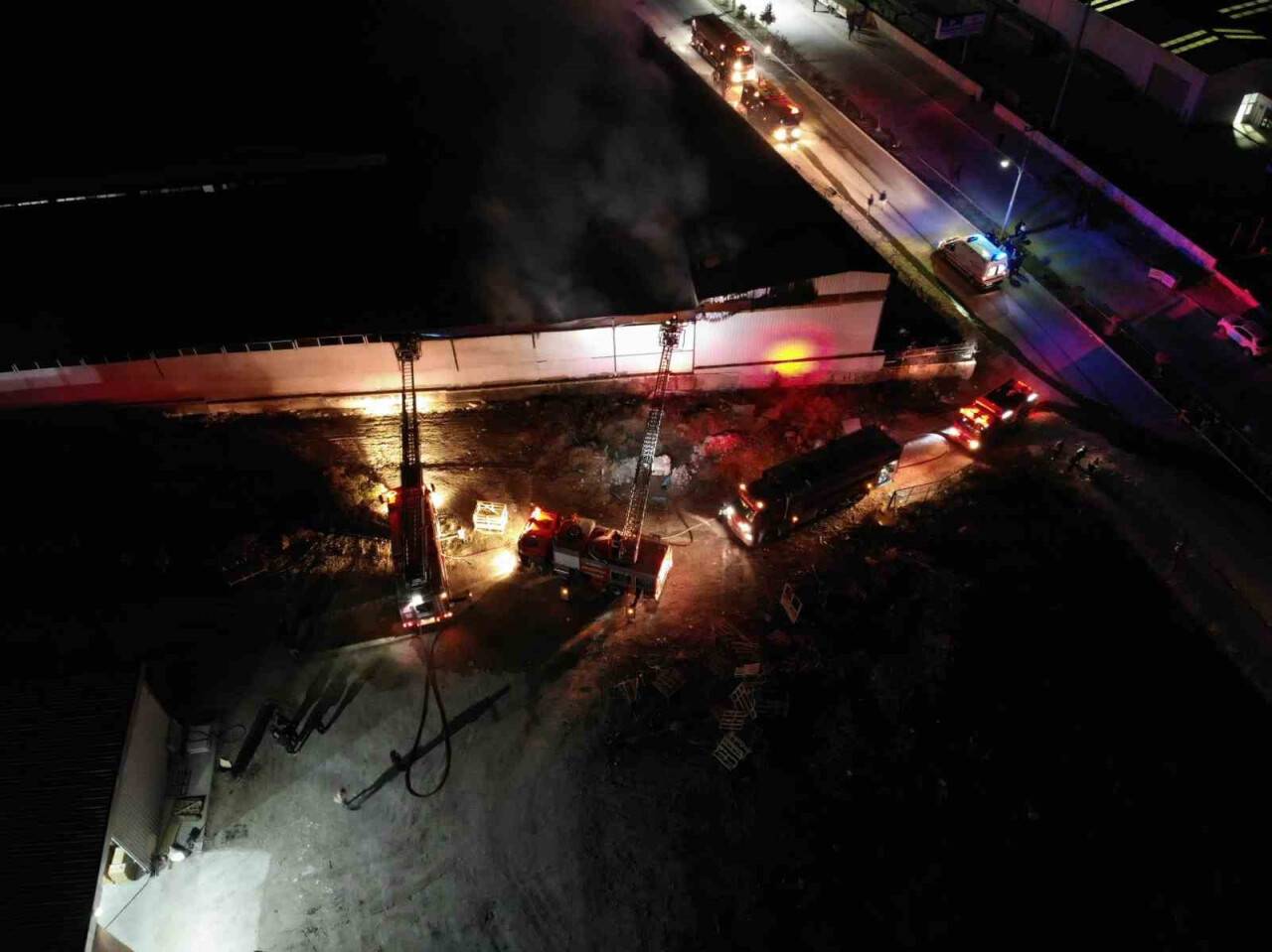 Tarım makinesi üreten fabrikada yangın