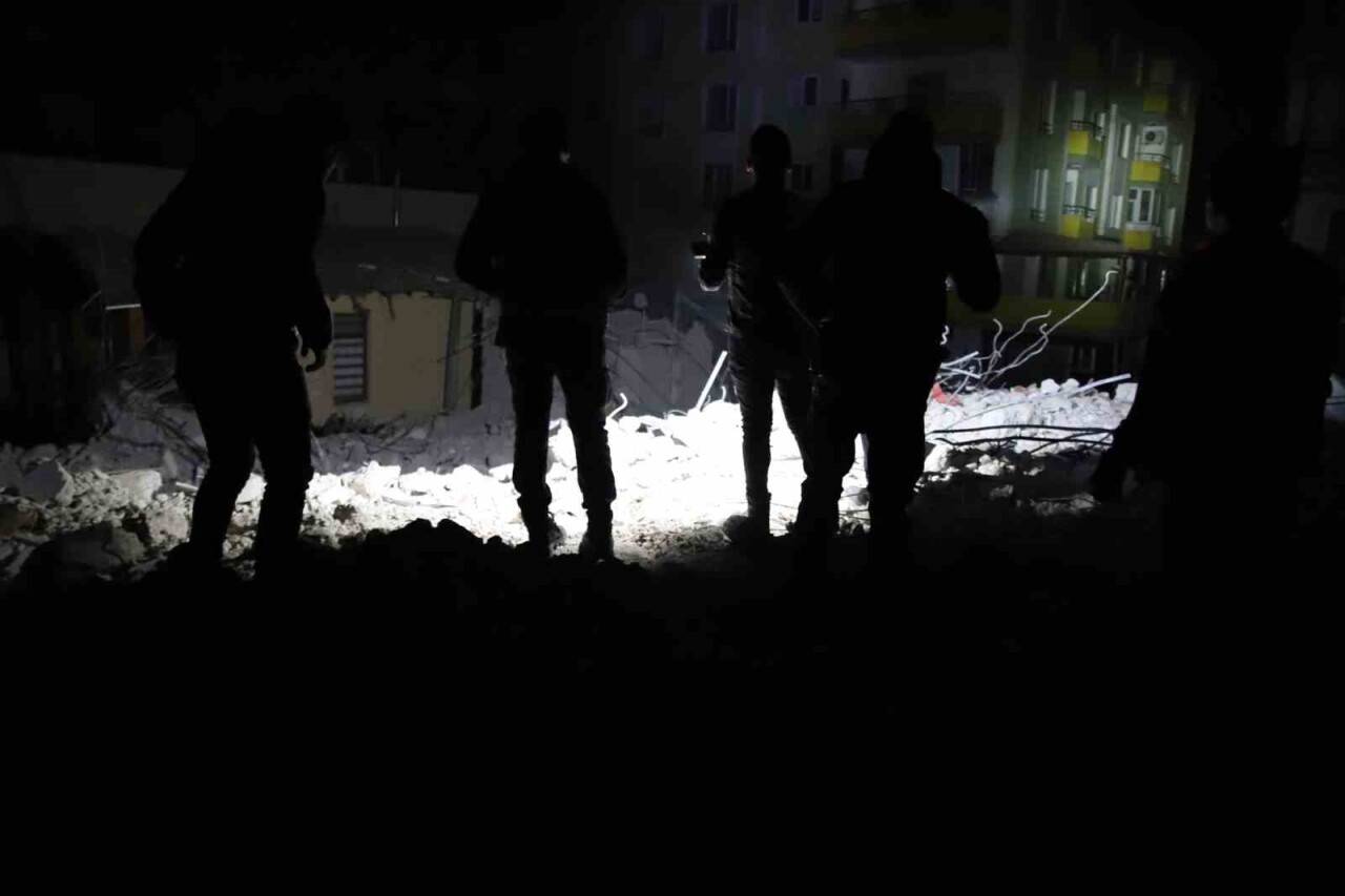 24 gün sonra enkazdan 'çığlık geldi' ihbarı! Polis ekipleri harekete geçti