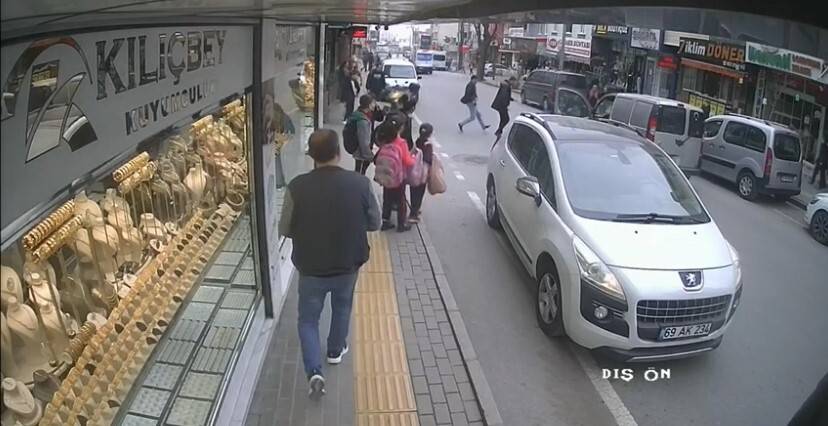 Otomobilin yayaya çarpma anı kamerada