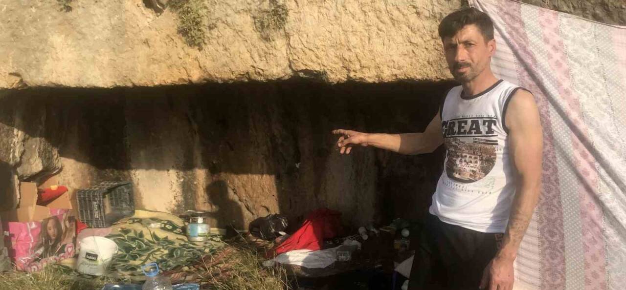 Depremzede mağarada yaşıyor