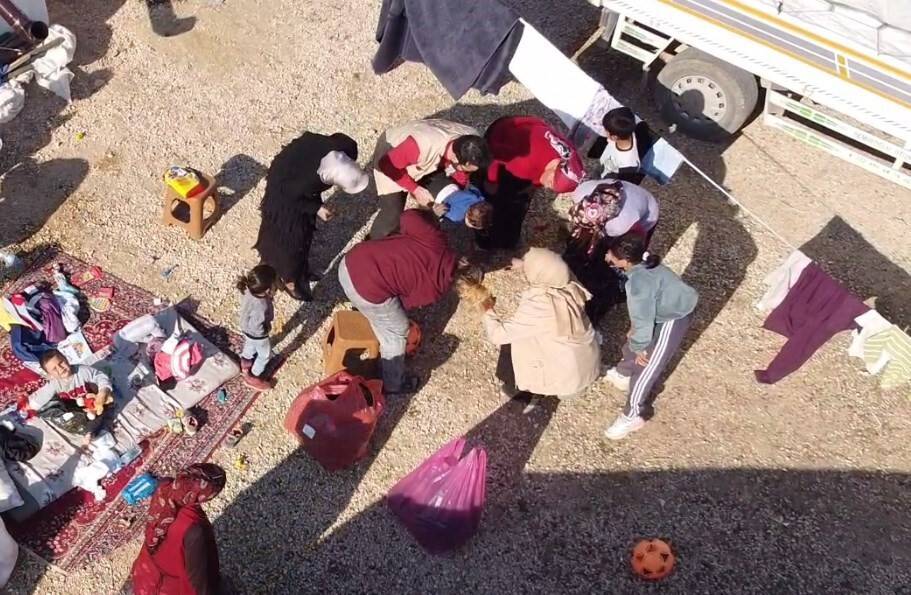 Boğazına yiyecek kaçan bebeği kurtardı