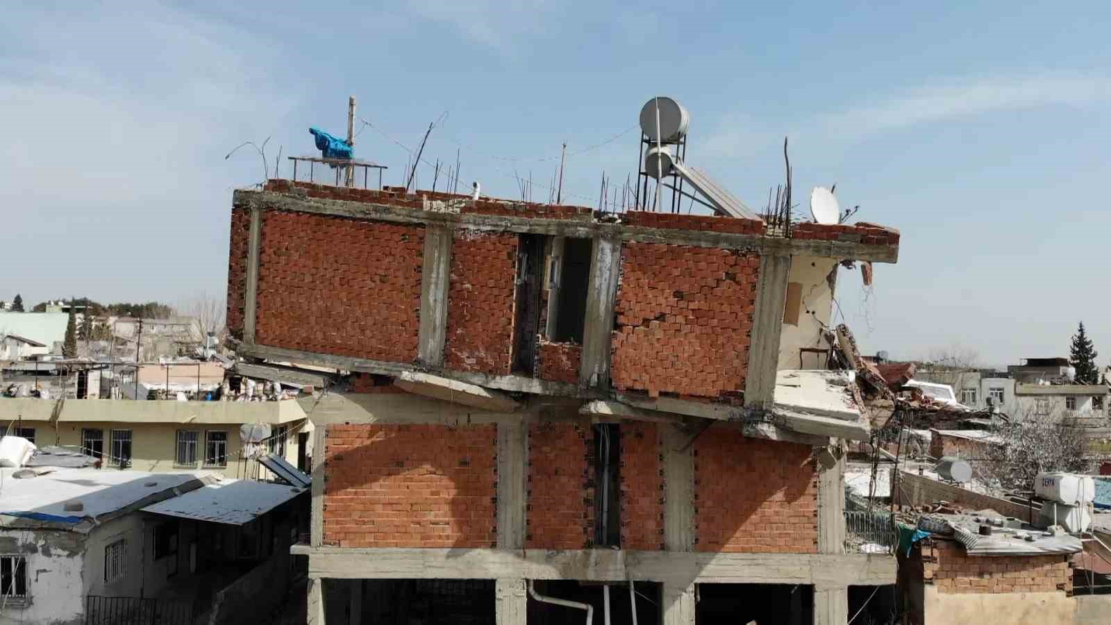 Depremin yıktığı binada bir kat kayıp