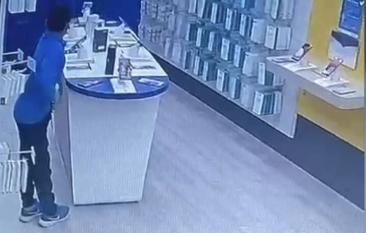 Kulaklığı çalıp cinsel organına sakladı