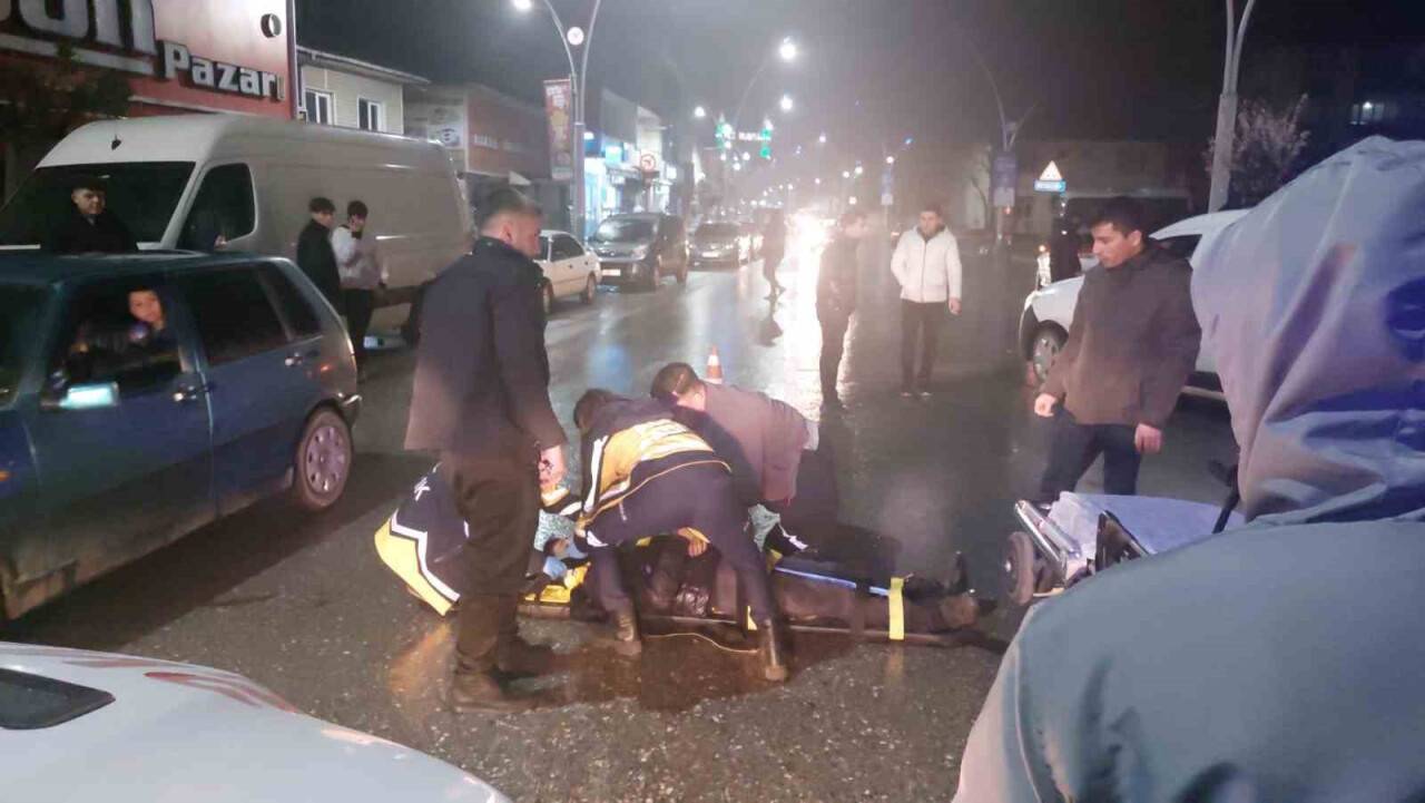 Otomobil ile motosiklet çarpıştı