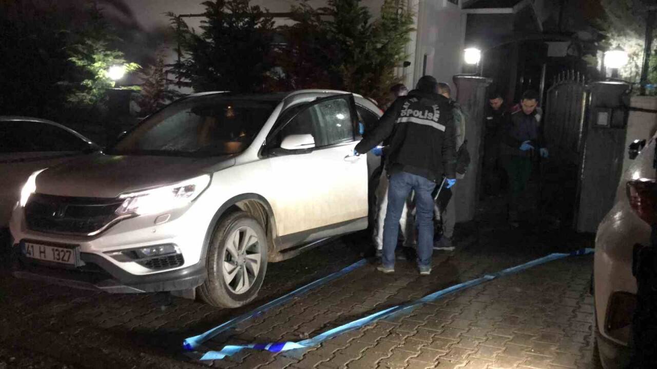 Doktorun aracını kurşunladı