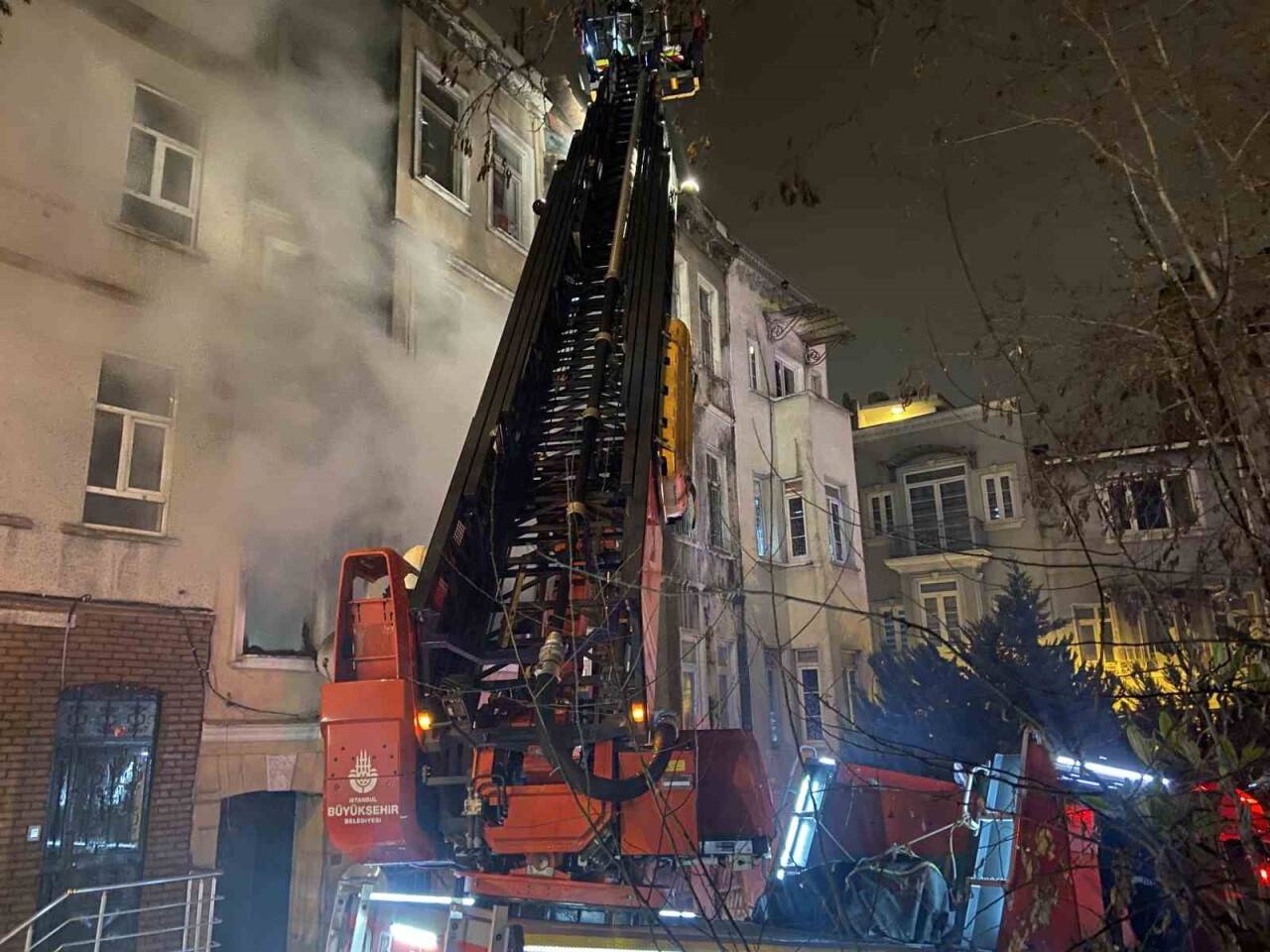 Beyoğlu’nda korkutan yangın: Mahsur kalan 2 kişiyi itfaiye ekipleri kurtardı