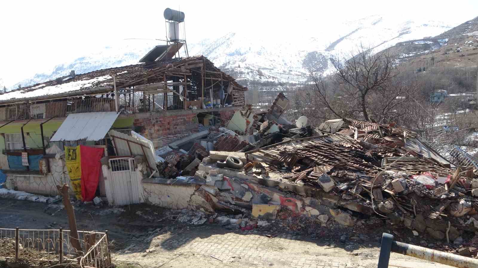 Depremde evleri yıkılan vatandaşlar: "Evler patır patır döküldü"