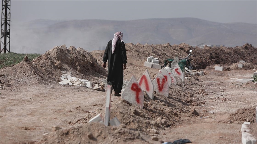 Depremzedeler Suriye’de “kimsesizler” mezarlarında  yakınlarını arıyor