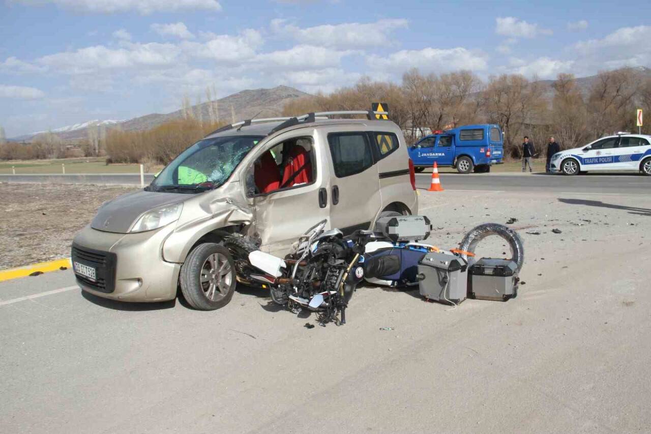 Konya'da hafif ticari araç ile motosiklet çarpıştı: 1 ölü