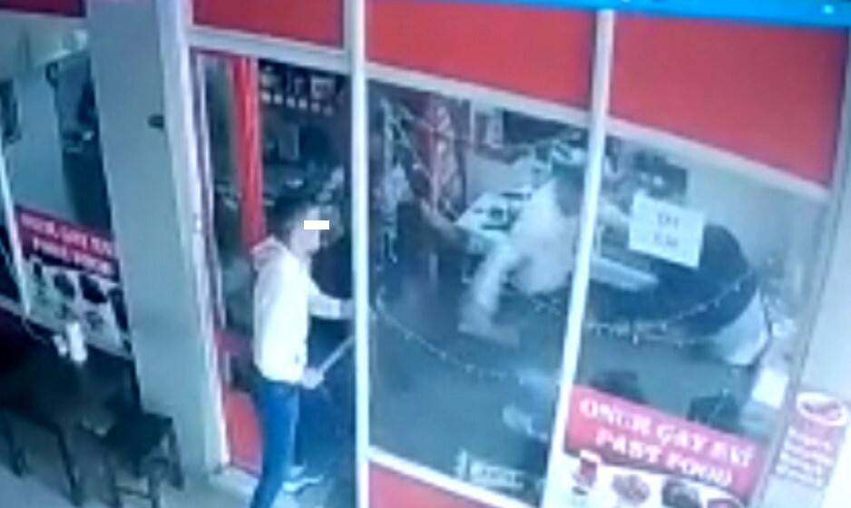 Sopalı bıçaklı kavga iş yerine taştı