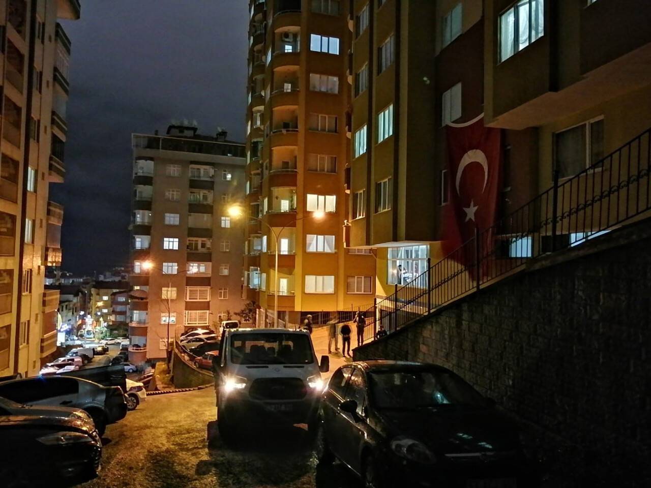 Depremden sonra duvarın altında kalan polis memuru  toprağa verilecek