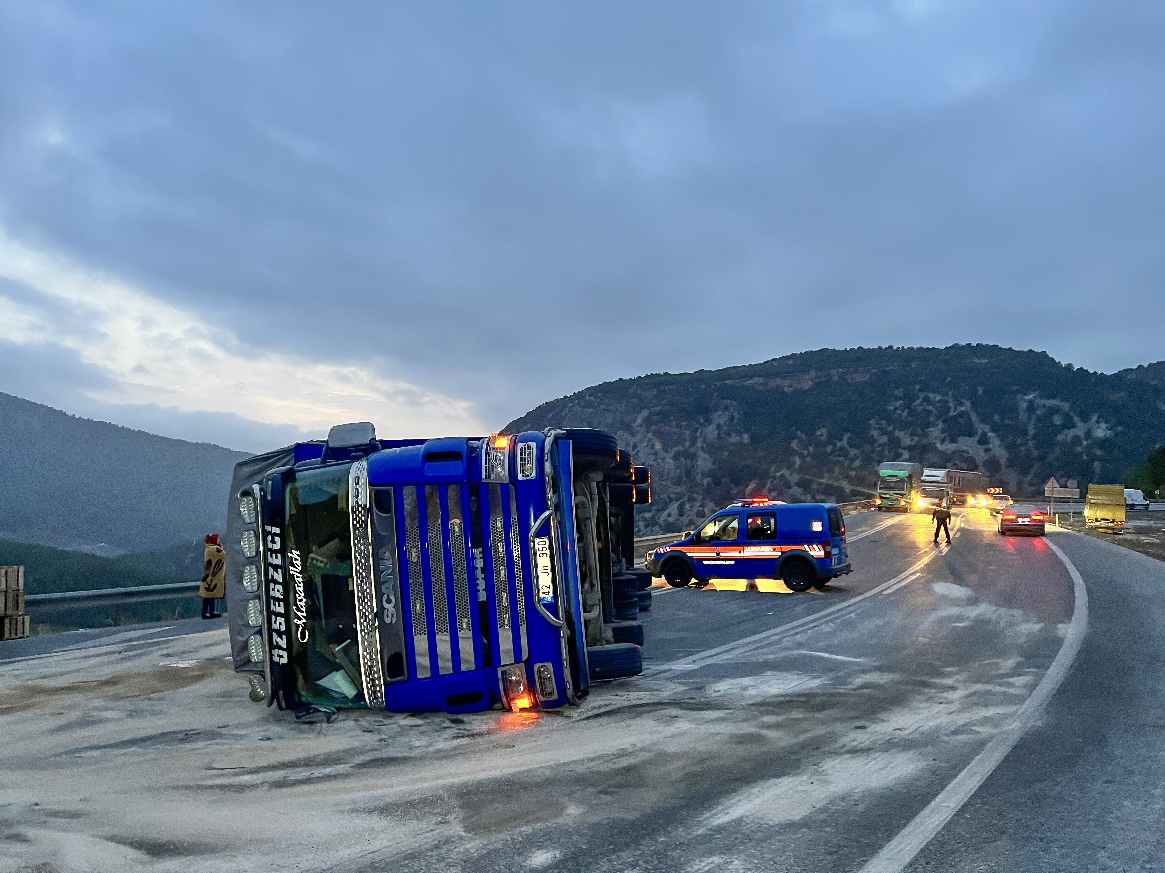 Antalya'da 3 aracın karıştığı kazada 2 kişi yaralandı