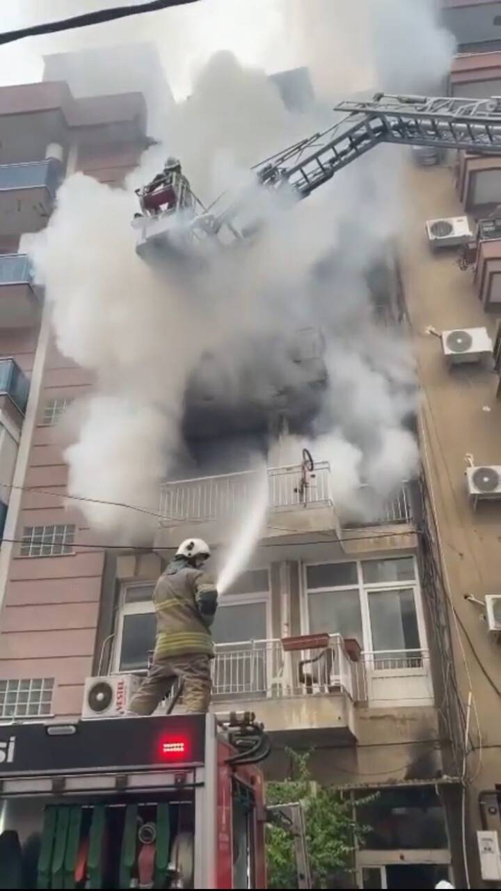 Çıkan yangında 3 kişi dumandan etkilendi