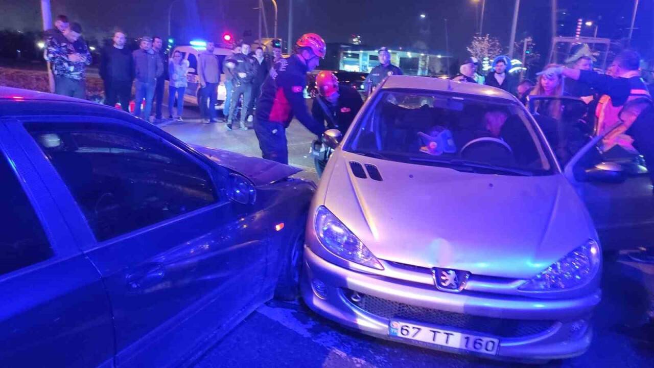 Kırmızı ışıkta geçen otomobil kazaya neden oldu