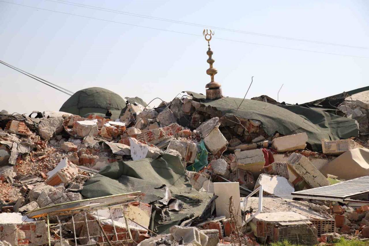 Cami yıkılırken minaresi ayakta kaldı