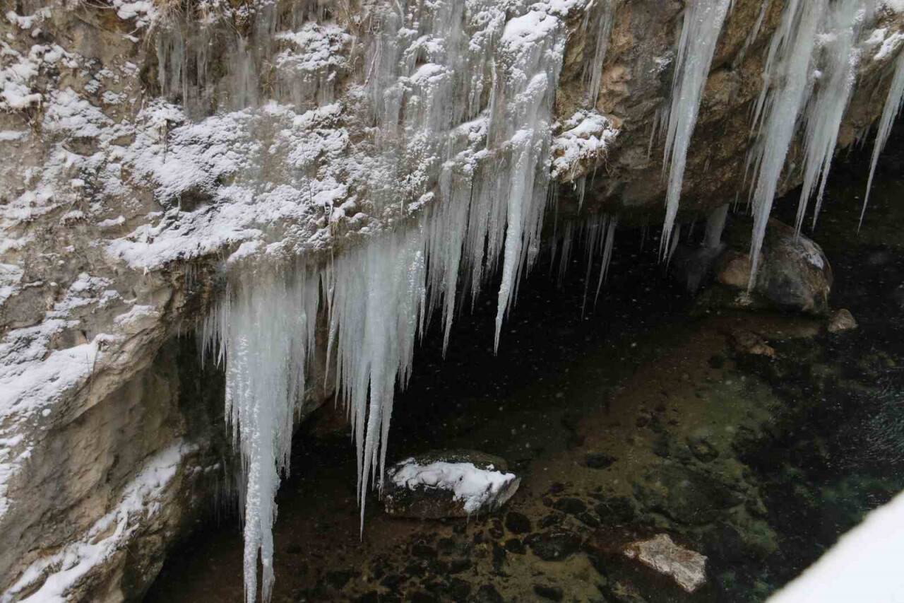 Tarihi kanyon kış  manzarasıyla hayran bırakıyor