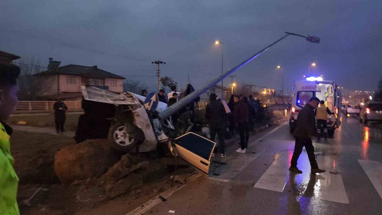 Aydınlatma direğine çarpan sürücü yaralandı