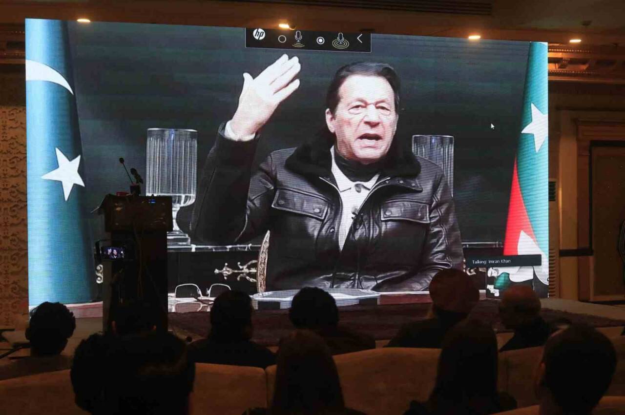 Eski Başbakan Khan’a yayın yasağı