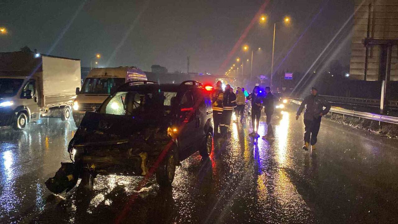 Bariyere çarpan hafif ticari aracın sürücüsü yaralandı