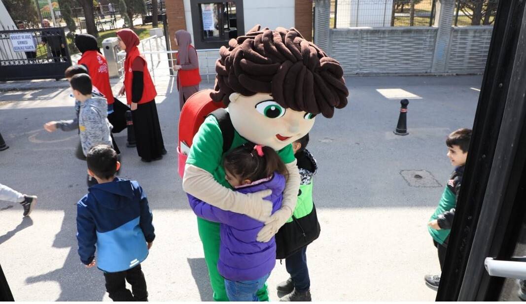 Karatay Belediyesi depremzede çocukların yüzünü güldürdü