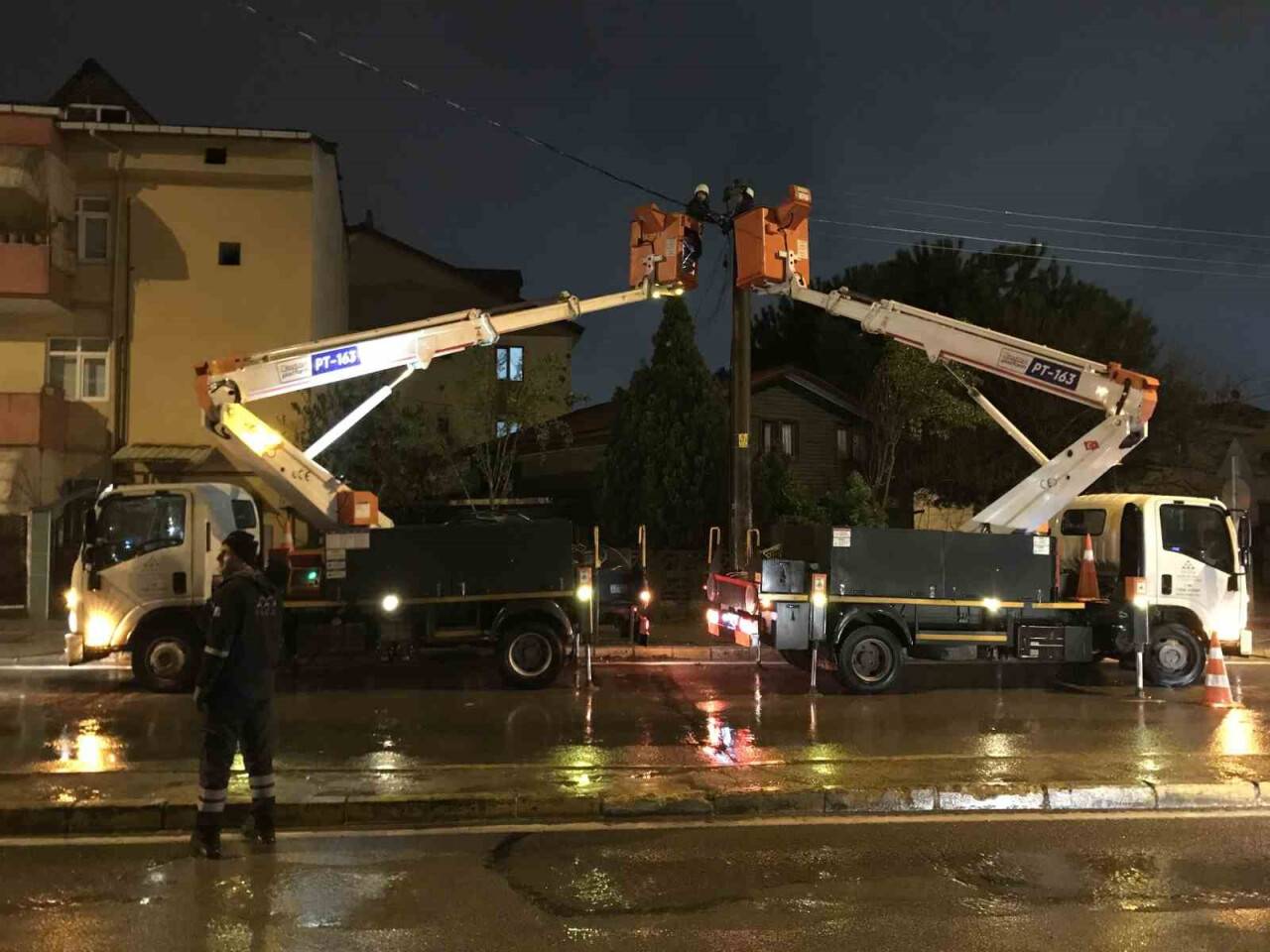 Seyir halinde dorsesi açılan kamyon elektrik tellerini devirdi, vatandaşlar deprem sanıp sokağa döküldü