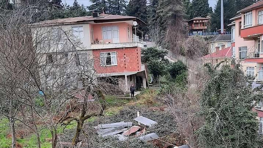 Kuvvetli rüzgar ev ve iş yerlerinin çatısını uçurdu