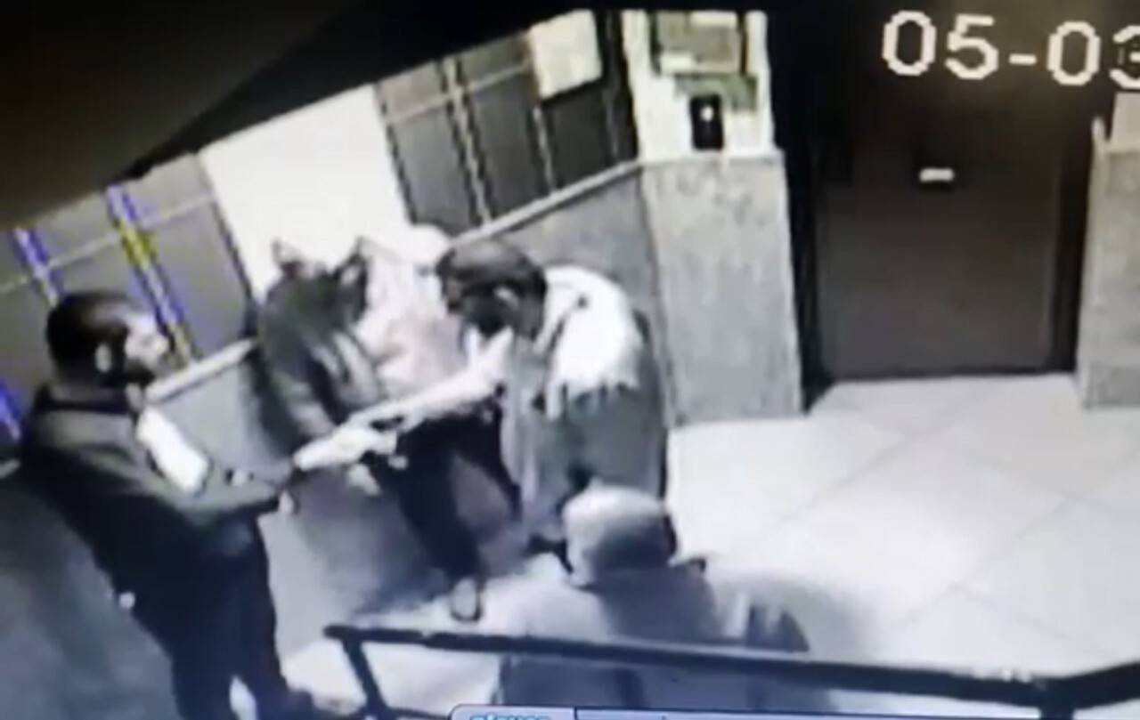 Depremzedenin 7 bin lirasını gasp ettiler