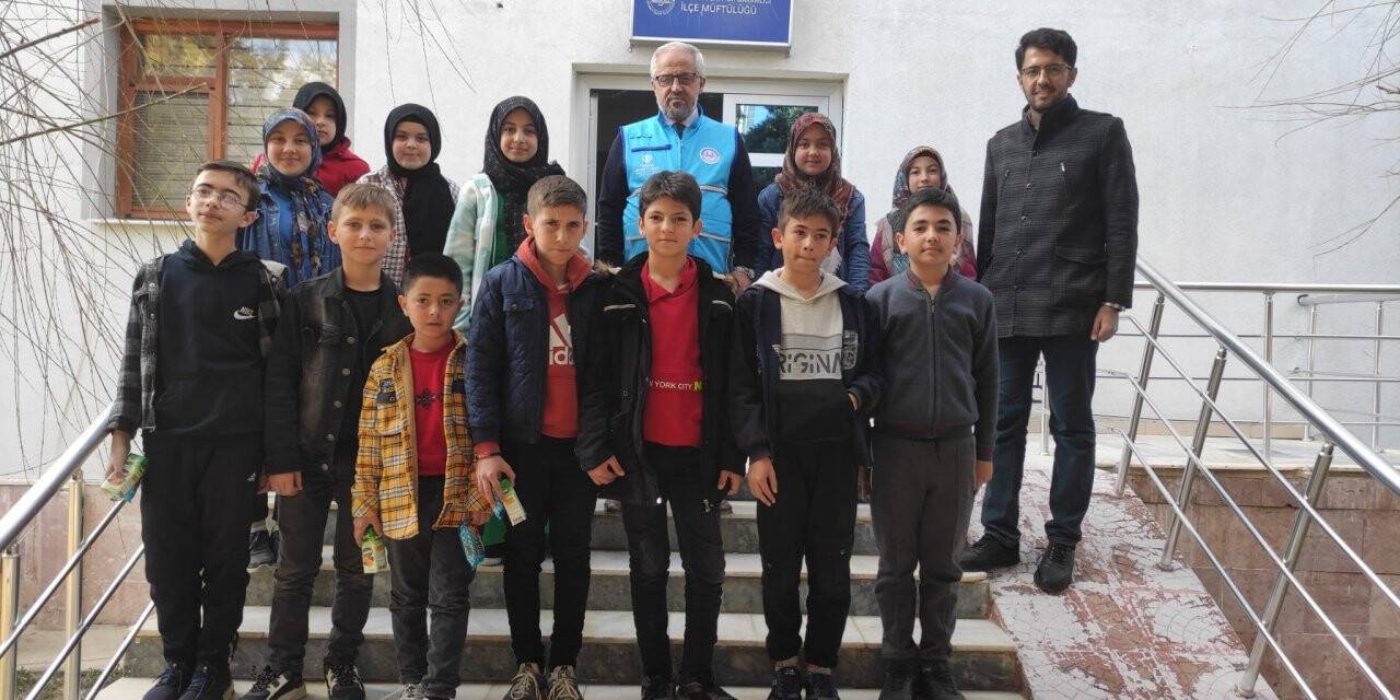 Minik yürekler harçlıklarını depremzedelere bağışladı