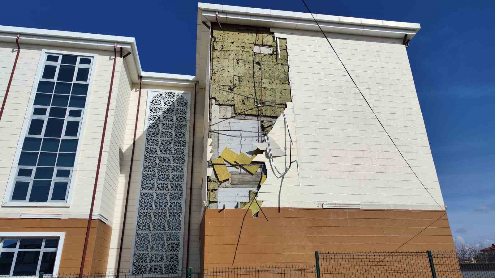 Kuvvetli rüzgar okul duvarına zarar verdi