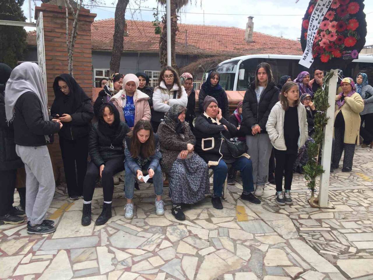 Beton mikserinin altında ölen anne toprağa verildi