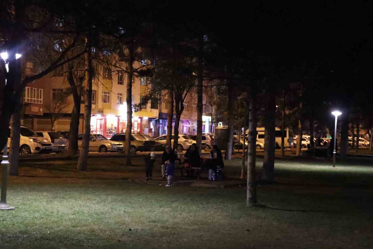 Kayserililer akşamı parklarda geçirdi