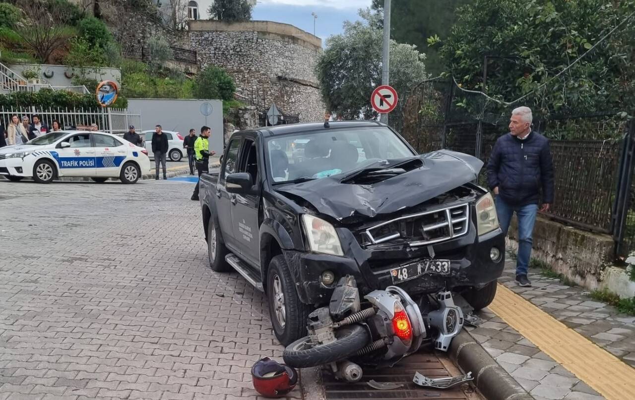 Kamyonetle motosiklet çarpıştı: 2 yaralı